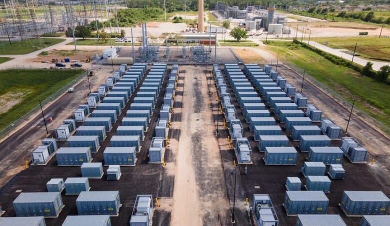 Flygbild över ett stort industriellt batterilager vid en elstation