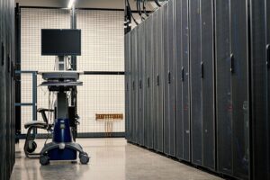 Serverhall med datorskåp och övervakningsutrustning för kritisk drift