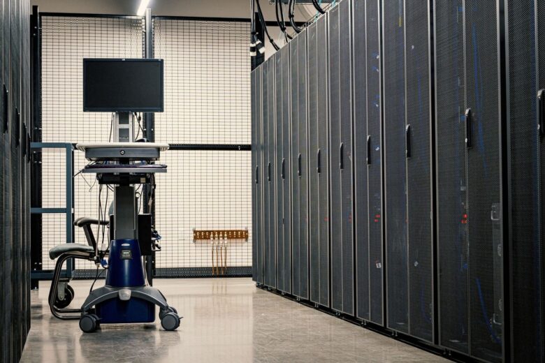 Serverhall med datorskåp och övervakningsutrustning för kritisk drift