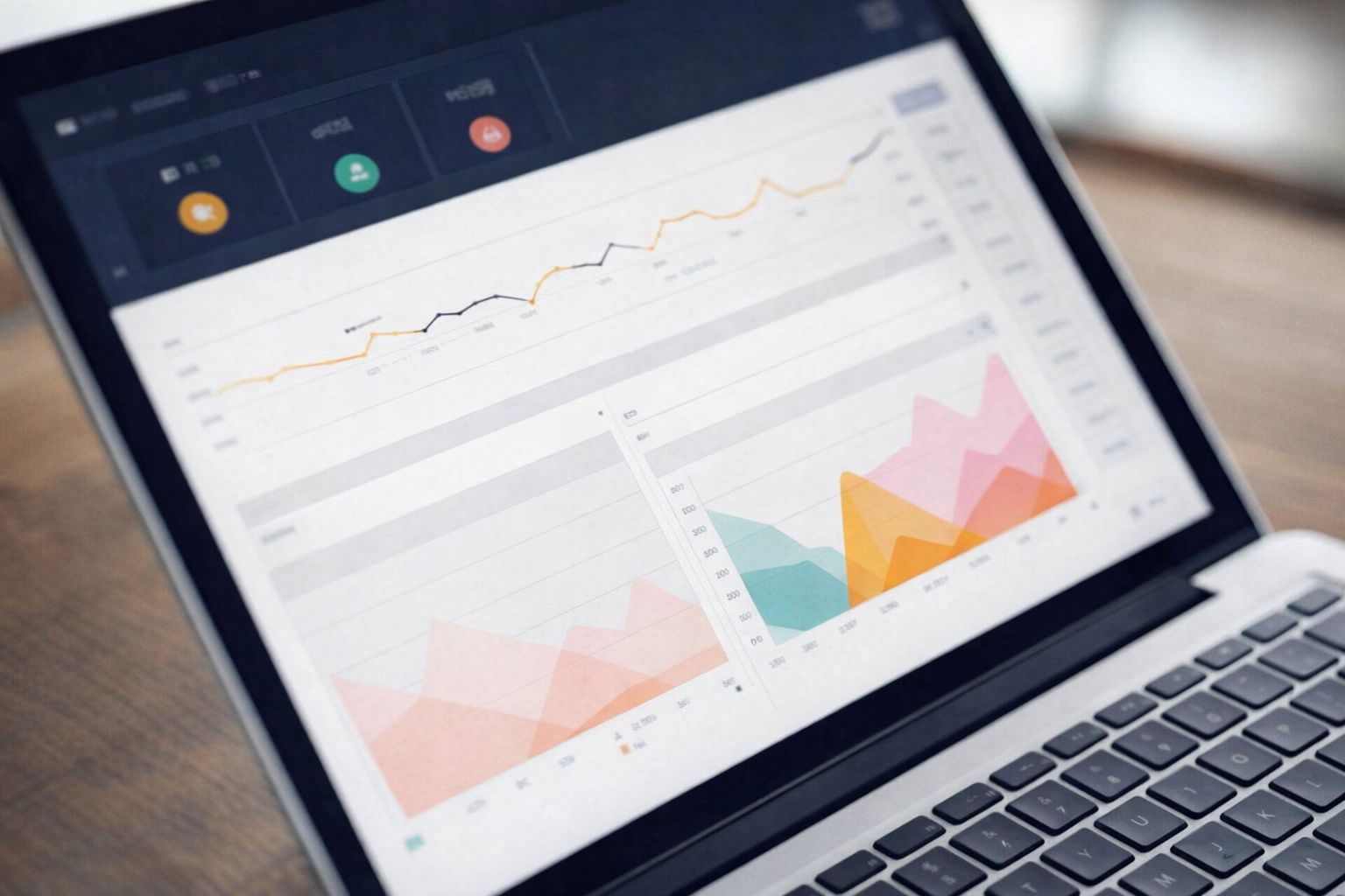 En bärbar dator som visar en kontrollpanel med grafer och statistik för datadriven kommunikation.