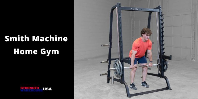 En man tränar i en smithmaskin med skivstång och vikter i ett hemgym.