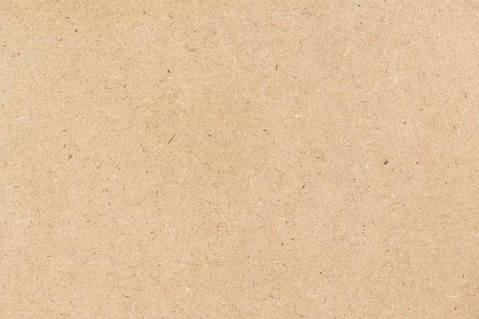 Närbild på texturerat miljövänligt papper i en naturlig brun nyans.